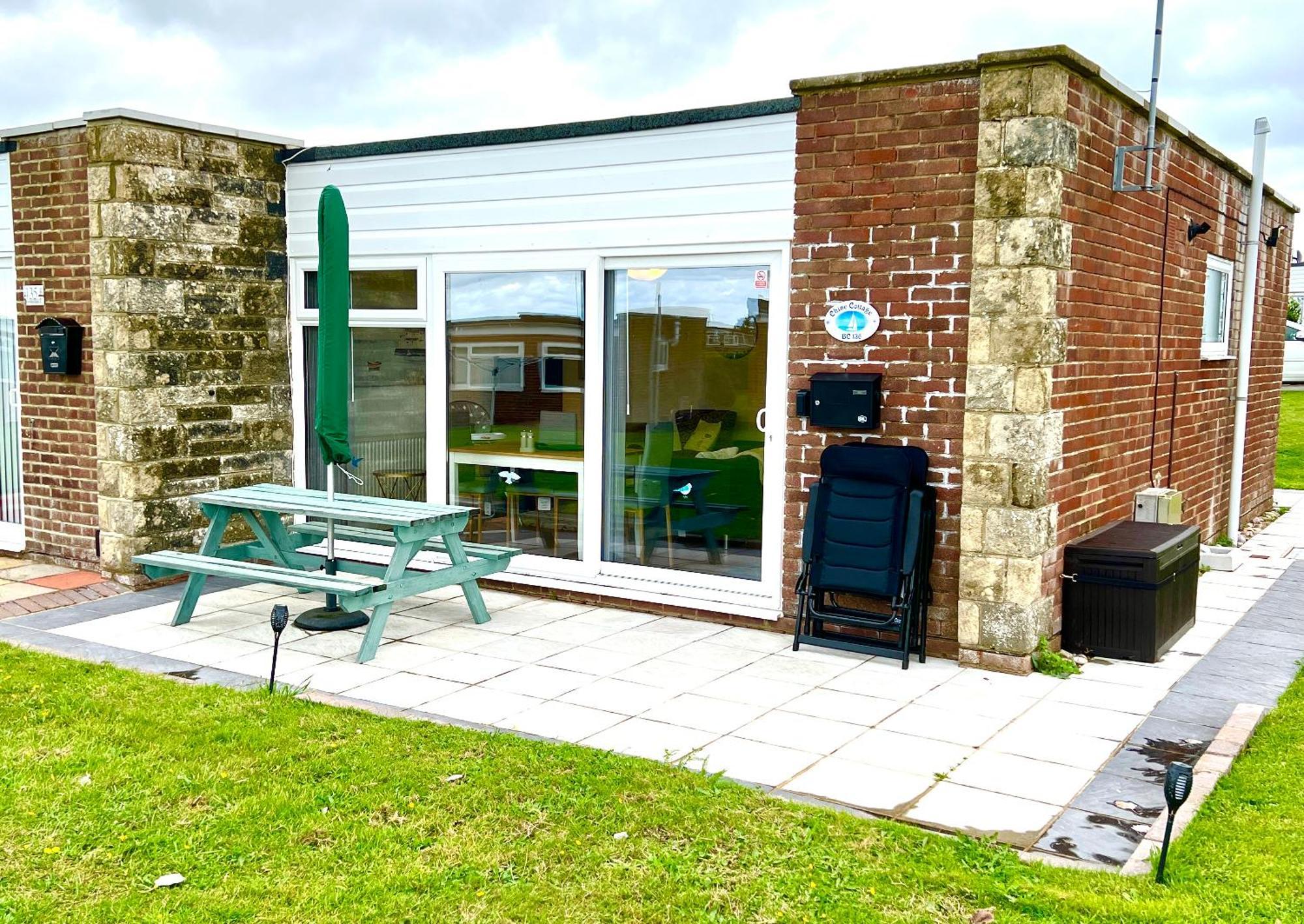Chine Cottage Self-Catering Coastal Bungalow In Rural West Wight Freshwater Exterior foto